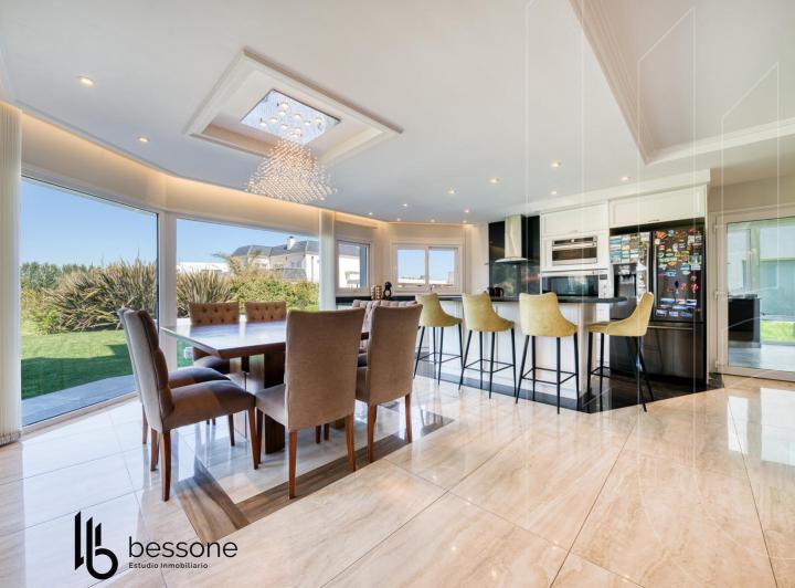 Casa · 500m² · 5 Ambientes · 3 Cocheras