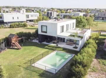 Casa · 228m² · 5 Ambientes · 2 Cocheras · Venta Casa en El Canton Al Golf - 5 Ambientes Uso Interno