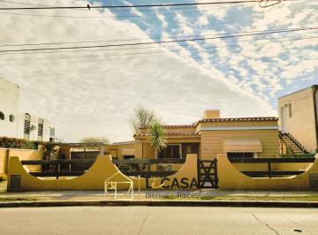 Casa · 174m² · 8 Ambientes · Casa 3 Dorm 2 Baños Escritorio Sótano Quincho