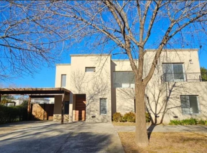 Casa · 280m² · 6 Ambientes · 2 Cocheras