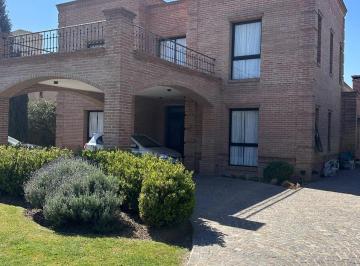 Fachada frontal, cochera y terraza frontal · Casa de Categoría en Venta en Country San Esteban