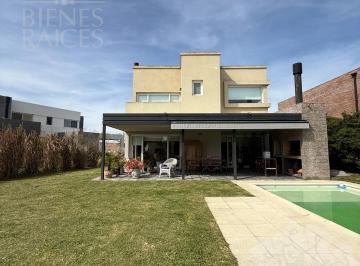 Casa · 210m² · 4 Ambientes · 2 Cocheras · Casa - Araucarias