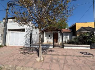 Casa · 120m² · 4 Ambientes · 2 Cocheras · Casa en Barrio Lanusse