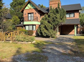 Casa · 315m² · 6 Ambientes · 6 Cocheras · Casa en Venta - Saint Thomas Canning - 6 Ambientes - Parrilla - Pileta