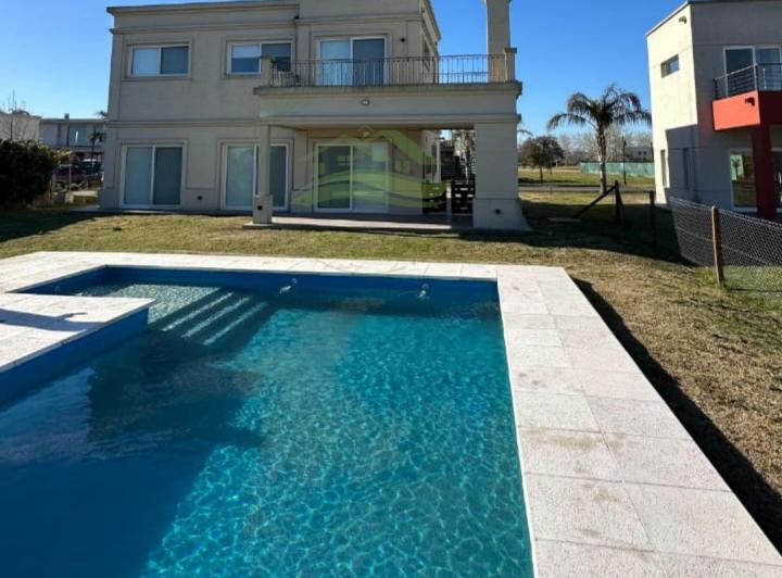 Casa · 180m² · 4 Ambientes · 3 Cocheras