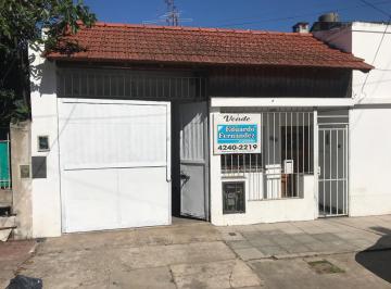 Casa de 3 ambientes, Lanús · ¡Apto Crédito! Casa 3 Amb. con Gran Galpón C/ Entrada P/ Varios Vehículos.