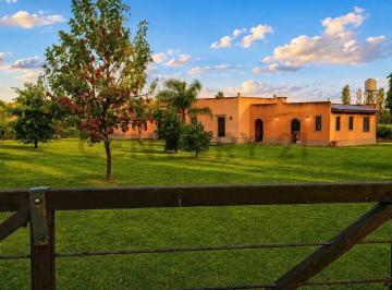 Quinta vacacional · 210m² · 3 Dormitorios · Venta - Exclusiva Propiedad Estilo Campo en Barrio Las Vizcacha