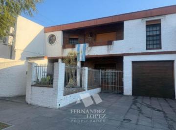 Casa de 5 ambientes, Quilmes · Sólida Casa en Dos Plantas, con Excelente Distribución