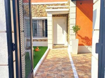 Casa · 50m² · 4 Ambientes · 1 Cochera · Casa en Venta en Pilar, G. B. a. Zona Norte, Argentina