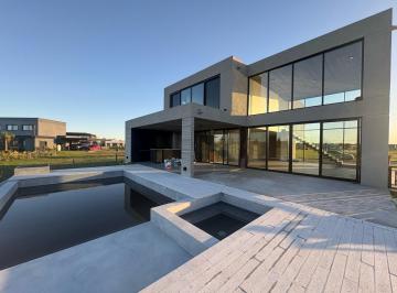 Casa · 302m² · 5 Ambientes · 1 Cochera · Casa Al Río en El Naudir – 346 m² – Piscina, Amarra