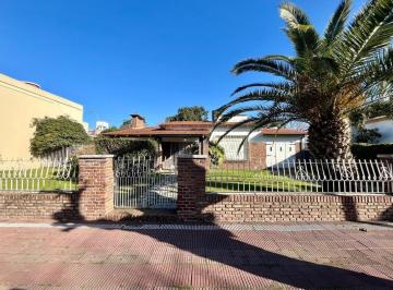 Casa · 210m² · 5 Ambientes · 1 Cochera · Chalet Ideal Emprendimiento en Castelar Sur.