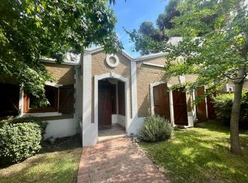 Casa · 309m² · 4 Ambientes · 5 Cocheras · Venta de Chalet en Castelar Norte Sobre Gran Lote