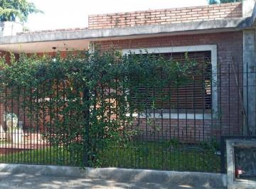Casa · 125m² · 3 Ambientes · 2 Cocheras · Casa a La Venta a Reciclar, a m del Acceso Oeste