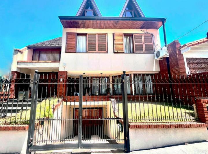 Casa · 450m² · 5 Ambientes · 2 Cocheras