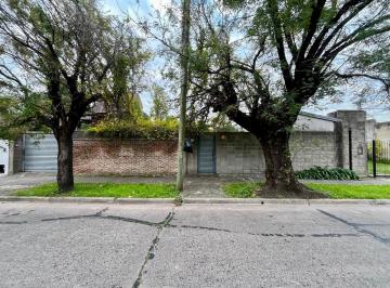 Casa · 161m² · 4 Ambientes · 4 Cocheras · Moderna Casa y Lote, Oportunidad!