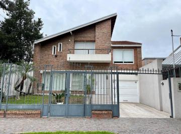 Casa · 215m² · 4 Ambientes · 3 Cocheras · Chalet Recientemente Reciclado