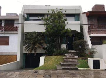 Casa · 230m² · 4 Ambientes · 2 Cocheras · Casa en Castelar Norte