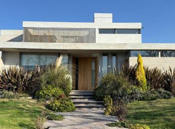 Casa · 550m² · 3 Dormitorios · 2 Cocheras · Casa B° La Vacherie - Maipu