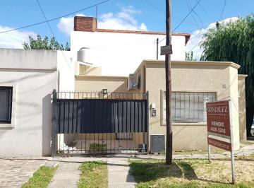 PH · 84m² · 3 Ambientes · 1 Cochera · PH en Esquina Castelar Sur