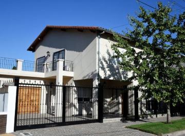 Casa · 397m² · 5 Ambientes · 2 Cocheras · Venta Hermosa Casa en Amplio Lote