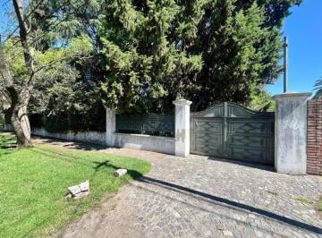 Casa · 210m² · 4 Ambientes · Chalet Sobre Lote de 724 m².
