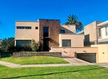 Casa · 302m² · 5 Ambientes · 6 Cocheras · Hermosa Casa en Machado Angosto!