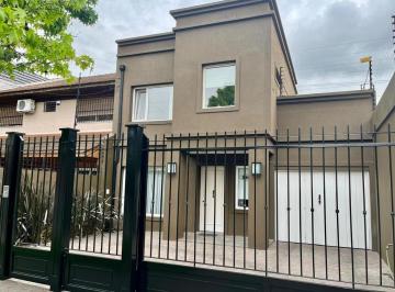 Casa · 180m² · 4 Ambientes · 3 Cocheras · Hermosa Casa Impecable Estado 3 Dorm.