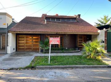 Casa · 259m² · 4 Ambientes · 4 Cocheras · Venta de Casa con Tres Dorm. y Playroom en Castelar No