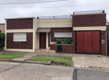 Casa · 137m² · 4 Ambientes · 2 Cocheras · Casa a La Venta de 3 Dorm. Todo en Planta Baja Castela