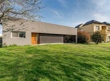 Casa · 180m² · 5 Ambientes · 1 Cochera · Venta Casa - 3 Dorm. - Patio - Parrillero - Galeria - Cochera