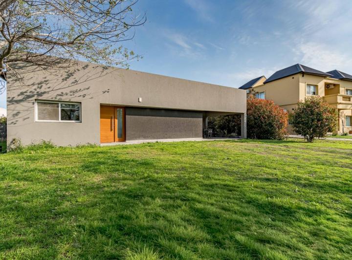 Casa · 180m² · 5 Ambientes · 1 Cochera