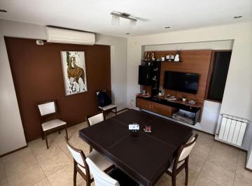 Casa · 216m² · 6 Ambientes · 2 Cocheras · Casa en Ringuelet en Venta