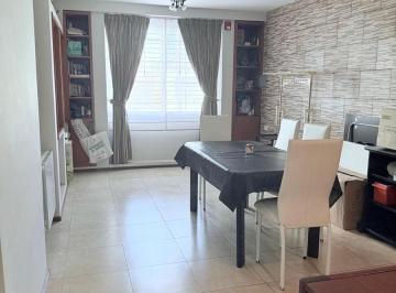 Casa · 216m² · 6 Ambientes · 2 Cocheras · Casa en Ringuelet en Venta