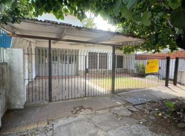 CASA EN VENTA
140 entre 56 y 57
Casa desarrollada en dos plantas, sobre lote pr · Casa en Venta en 140 Entre 56 y 57 con Amplio Lote