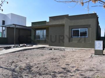 Casa · 155m² · 4 Ambientes · 2 Cocheras · Casa en Venta Barrio Privado La Luisa - Maipu