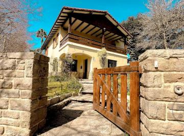 Casa · 360m² · 5 Ambientes · 2 Cocheras · Importante | Chalet | en Barrio Los Troncos