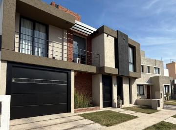 Casa de 4 ambientes, Córdoba · Casa en Venta Manantiales 1 Premium 3dor + Escrit Pileta Gran Patio 230cub 286terr