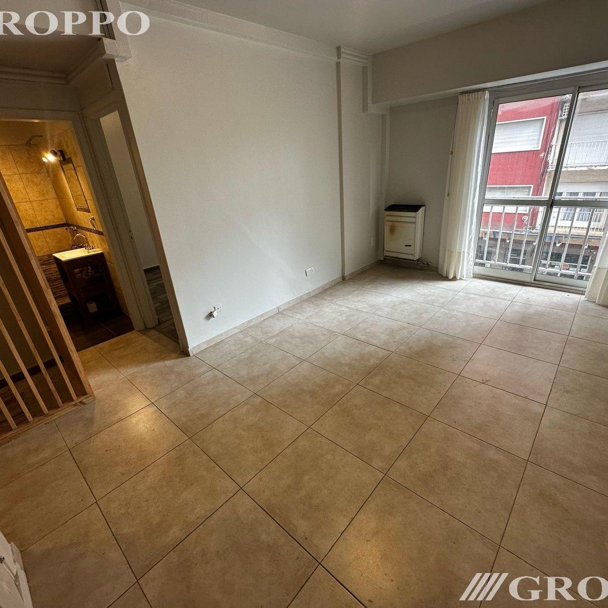 Departamento de 2 ambientes a la calle, con balcón