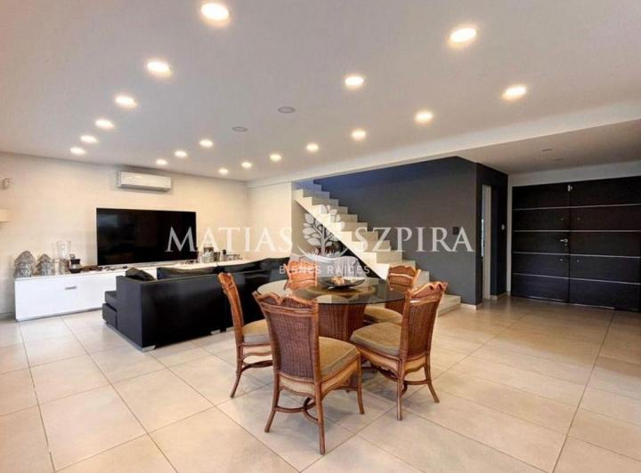 Casa · 183m² · 4 Ambientes · 2 Cocheras