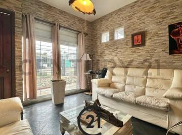 Casa · 215m² · 6 Ambientes · 1 Cochera · Venta Casa en La Teja Sur/4 Dorm./2 Baños/ Barbacoa/cochera - Acepta Banco