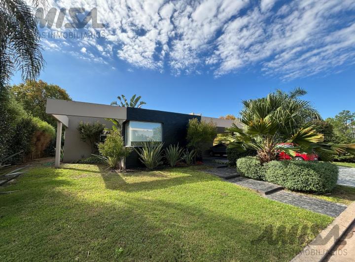 Casa · 180m² · 3 Ambientes · 2 Cocheras