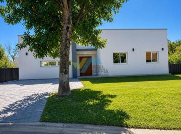 Casa · 235m² · 6 Ambientes · 2 Cocheras · Oportunidad Venta de Casa con Pileta en Una Planta - Los Eucaliptos Haras Santa Maria
