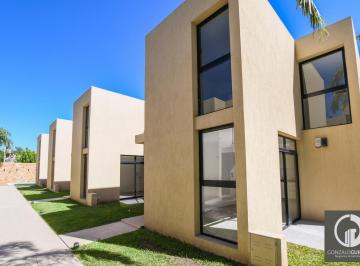 Casa · 107m² · 3 Ambientes · 1 Cochera · Complejo Casa Venta 2 Dorm. con Piscina Parrillero Fisherton
