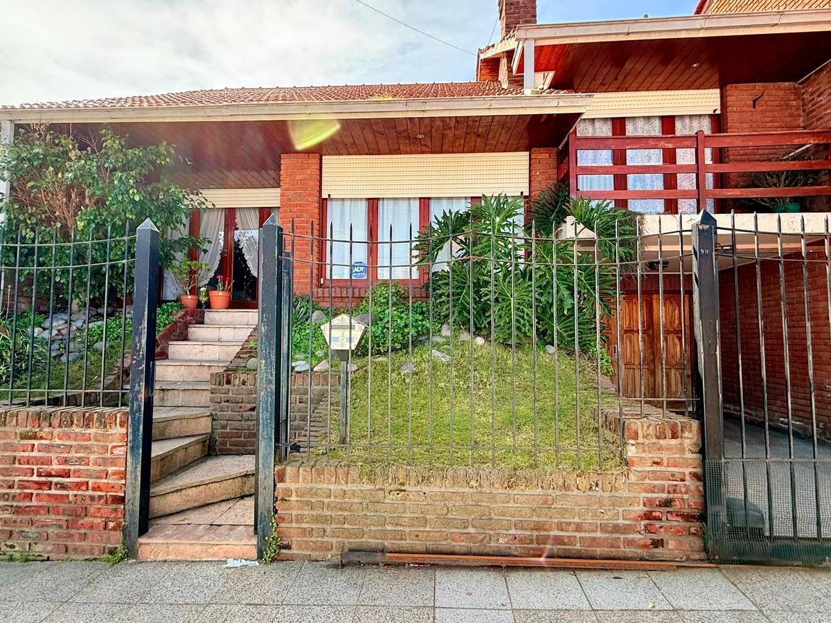 Hermoso Chalet 4 amb con Garage Para 4 Autos- Barrio San Jose-