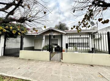 Casa de 4 ambientes, Lomas de Zamora · Casa con Piscina, Quincho y Amplio Lote – Venta Directa y Apto Crédito