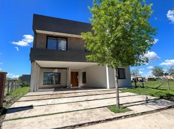 Casa · 55m² · 5 Ambientes · 2 Cocheras · Casa a La Venta en Santo Tomás de Gran Calidad