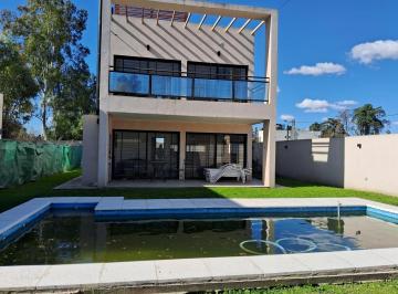 Casa · 120m² · 4 Ambientes · 3 Cocheras · Casa en Altos de La Morenita M030a