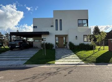 Casa · 280m² · 5 Ambientes · 2 Cocheras · Venta de Casa de Categoria en Dos Plantas de 330 m² con Pileta - Pilar del Este