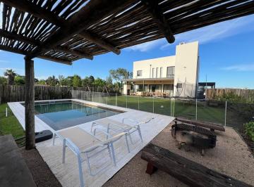Casa · 280m² · 5 Ambientes · 2 Cocheras · Venta de Casa de Categoria en Dos Plantas de 330 m² con Pileta - Pilar del Este