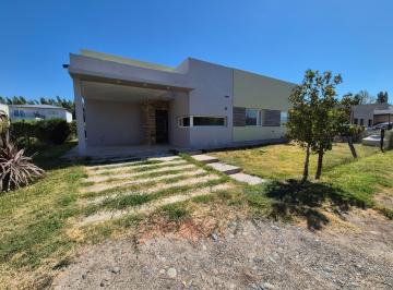 Casa · 129m² · 4 Ambientes · 1 Cochera · Venta Casa 3 Dorm y Pileta, Barrio Cerrado La Castellana, Neuquen